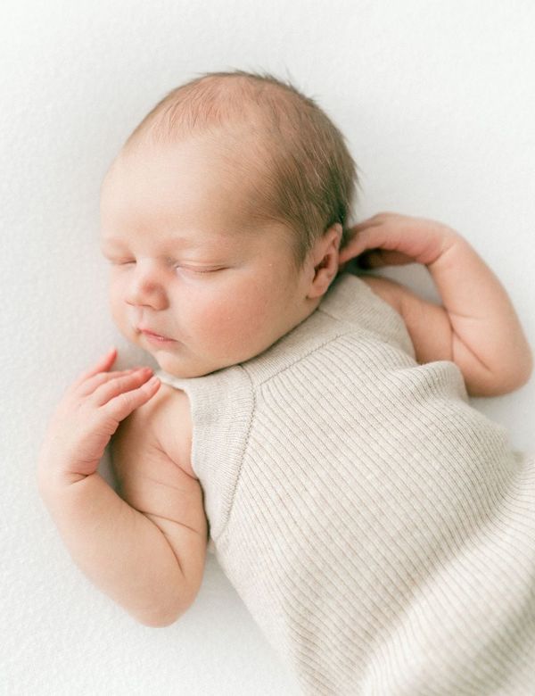 Setelan Kimono Newborn Katun Organik warna Krem Alami dikenakan bayi