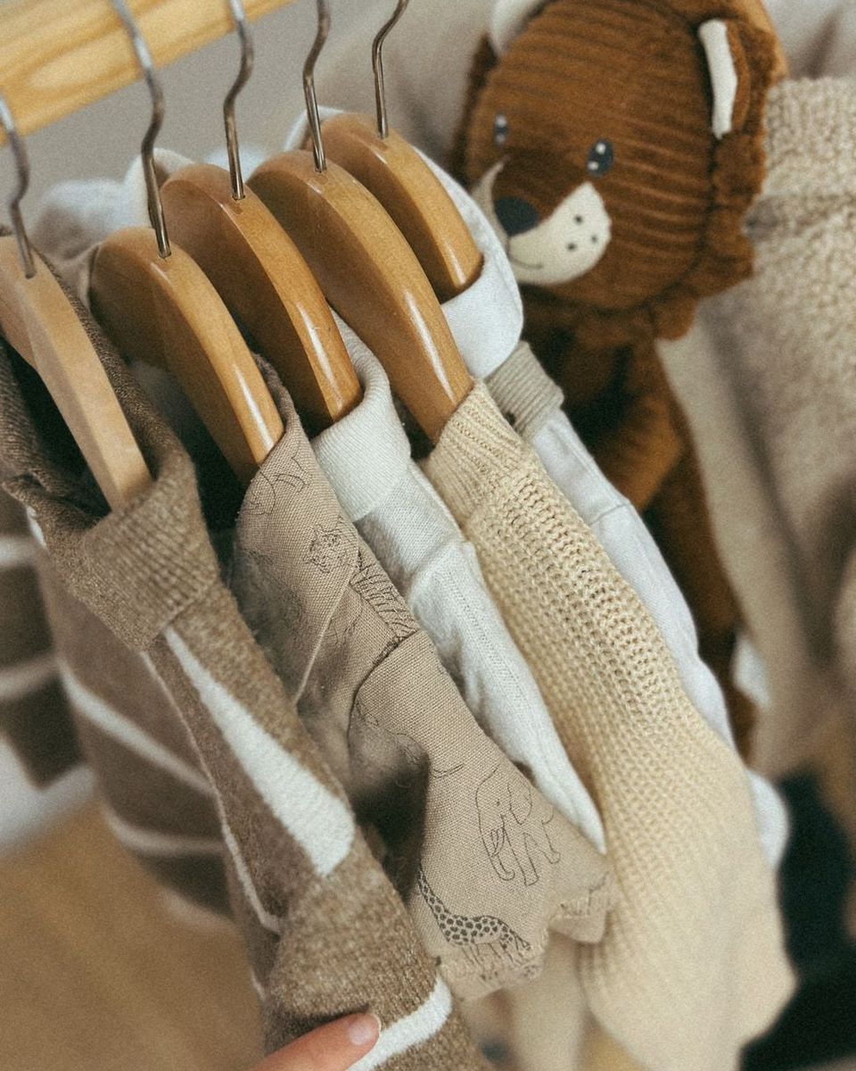 Koleksi Romper Linen Eropa Pasir Hangat tergantung rapi pada hanger kayu