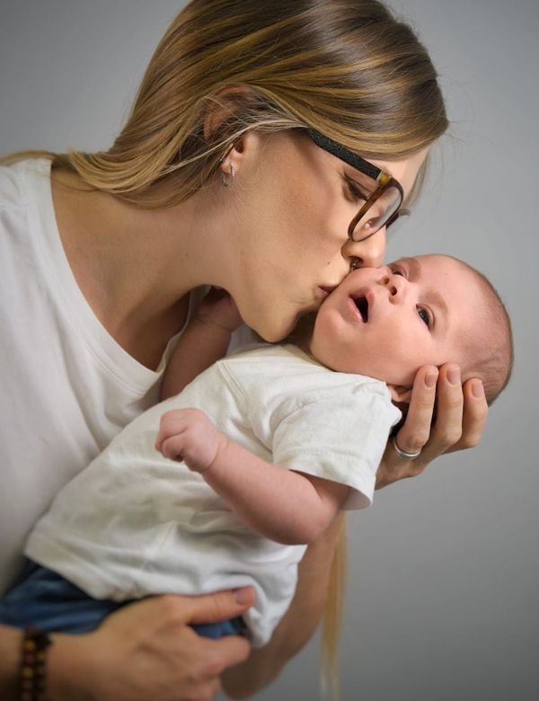 Kedekatan ibu dan bayi dalam pelukan Baby Wrap Sutra Bambu Serenity