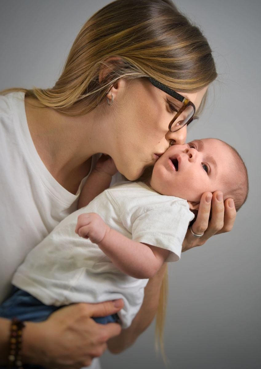 Kedekatan ibu dan bayi dalam pelukan Baby Wrap Sutra Bambu Serenity