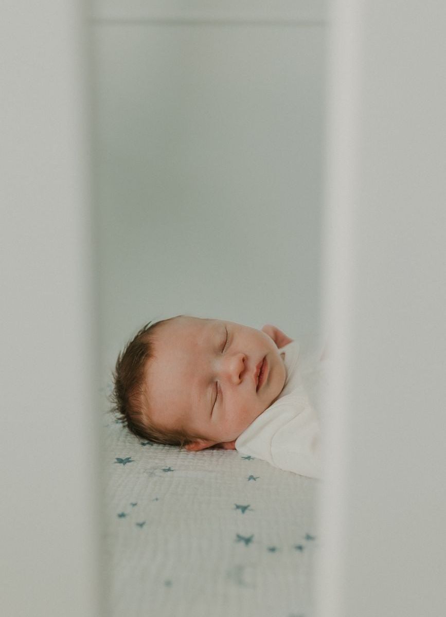 Bayi tidur lelap mengenakan Kantong Tidur Bayi TOG 1.0 Cloud warna putih gading