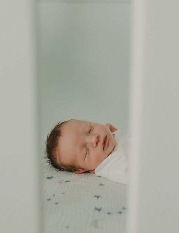 Bayi tidur lelap mengenakan Kantong Tidur Bayi TOG 1.0 Cloud warna putih gading
