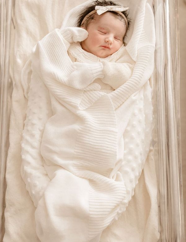Bayi baru lahir terlelap dalam balutan Bedong Muslin Bambu Signature warna krem
