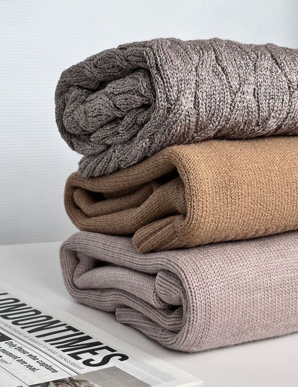 Tumpukan Selimut Rajut Heirloom Pointelle warna oat, taupe, dan krem