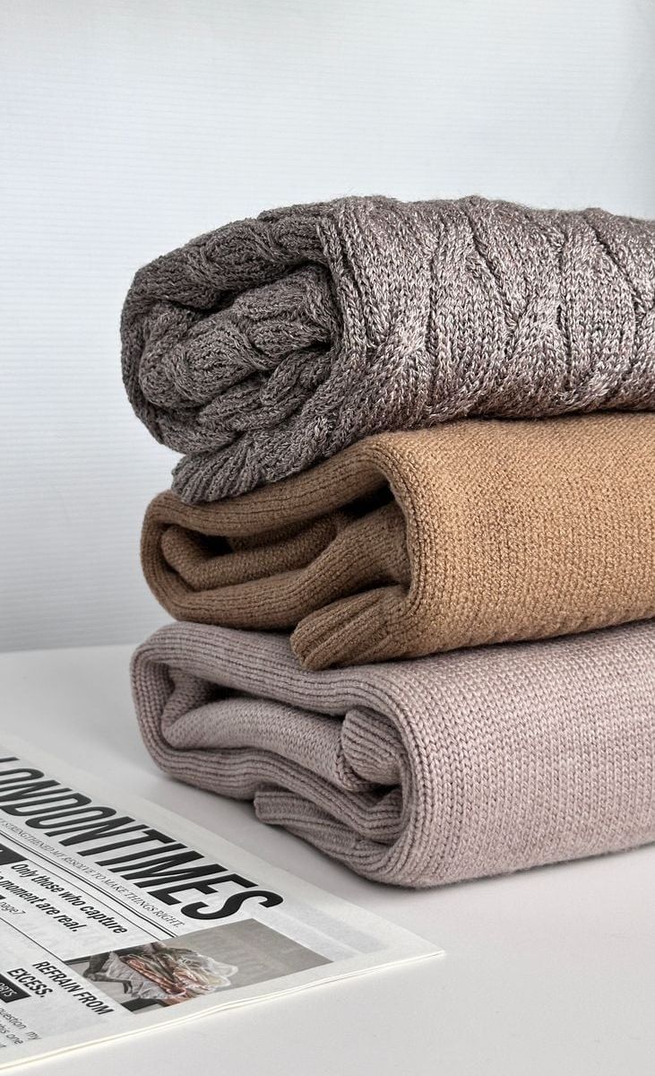 Tumpukan Selimut Rajut Heirloom Pointelle warna oat, taupe, dan krem