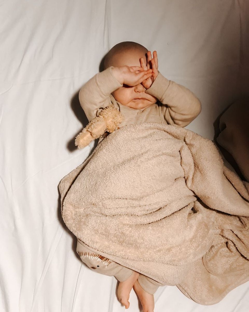Bayi beristirahat di bawah Selimut Waffle Katun Organik warna pasir
