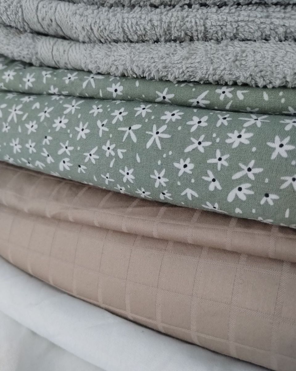 Lipatan Set Trio Kain Bedong Gauze Harmoni dalam nuansa sage dan taupe