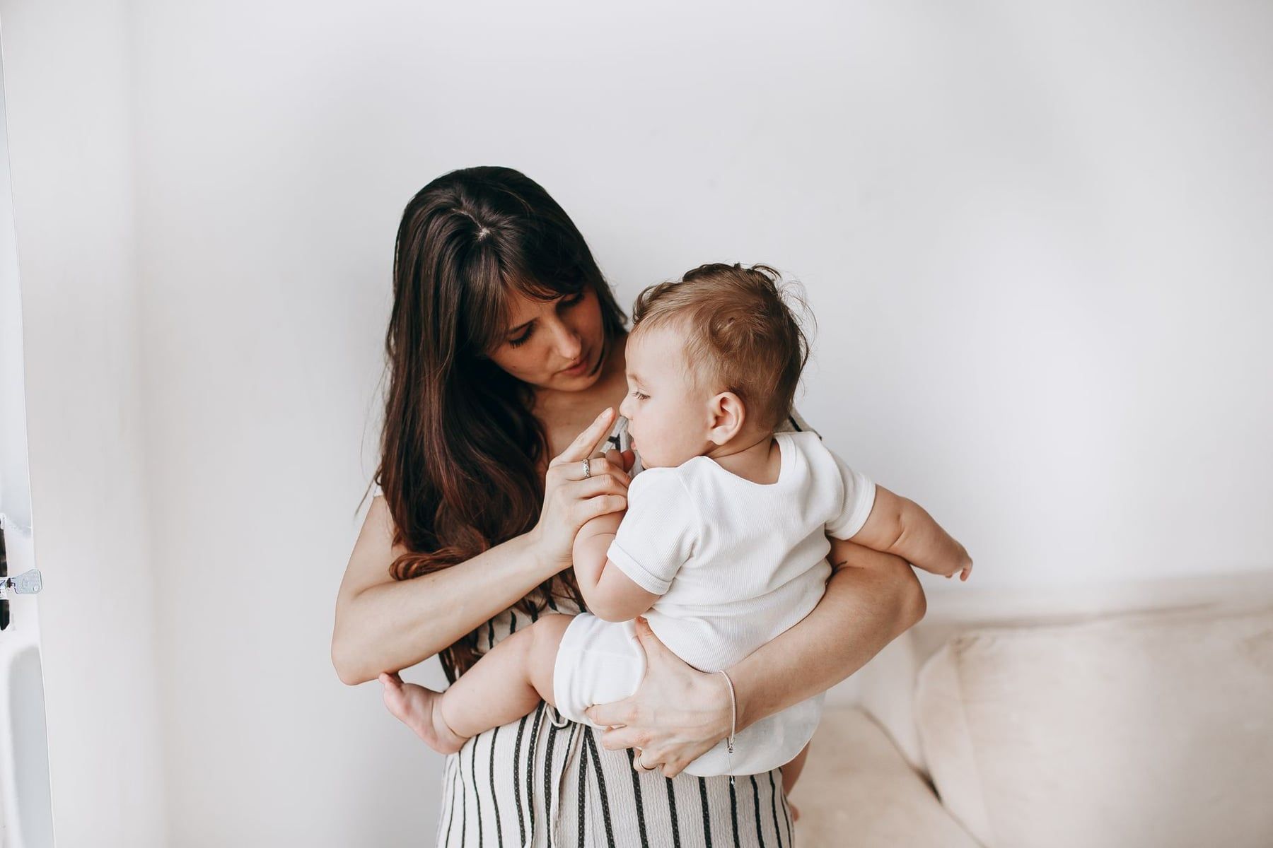 Kedekatan hangat ibu bersama buah hati dalam balutan tekstil alami BabyNest